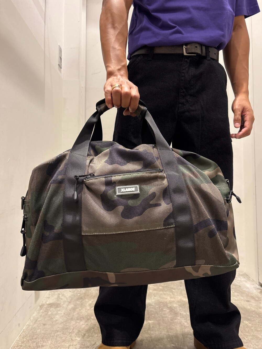 パープル系のTシャツ/カットソー、ブラック系のデニムパンツ、その他のショルダーバッグを着用したメンズの夏コーディネートの4枚目の写真