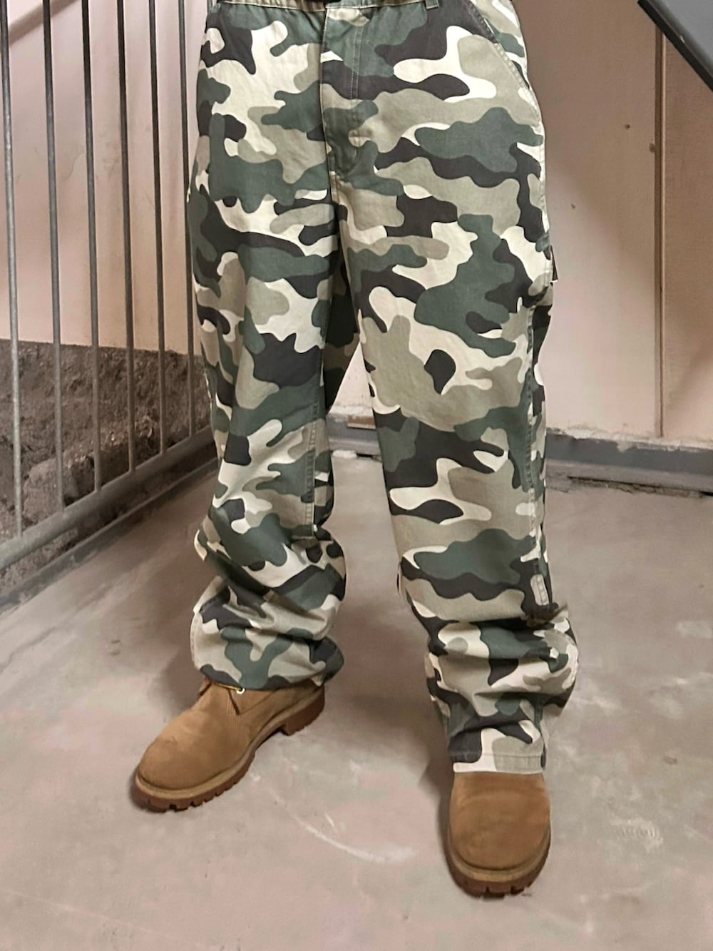 ホワイト系のTシャツ/カットソー、ブラウン系のシャツ/ブラウス、ブルー系のその他パンツを着用したメンズの夏コーディネートの4枚目の写真