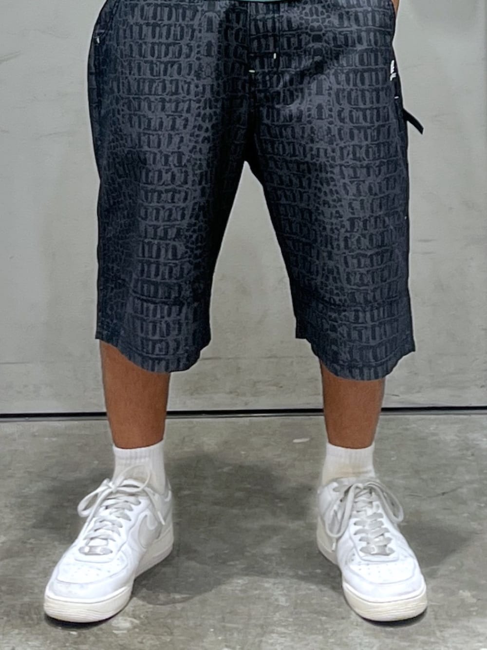 「ハーフパンツ、キャップ、リュック、Tシャツ、XLARGE、サマー」｜「XLARGEのXLARGE COMIC ONE S/S TEE（Tシャツ/カットソー、グリーン系）」を使った、CHRISさん（骨格ウェーブ・メンズ・172cm）の夏コーディネートの4枚目の写真