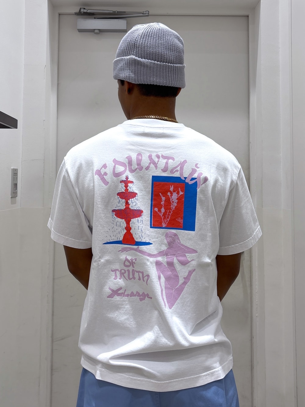 「ニット帽、パンツ、Tシャツ、XLARGE、サマー、blue」｜「XLARGEのCOOL MAX CUFF BEANIE（ニットキャップ/ビーニー、グレー系）」を使った、CHRISさん（骨格ウェーブ・メンズ・172cm）の夏コーディネートの4枚目の写真