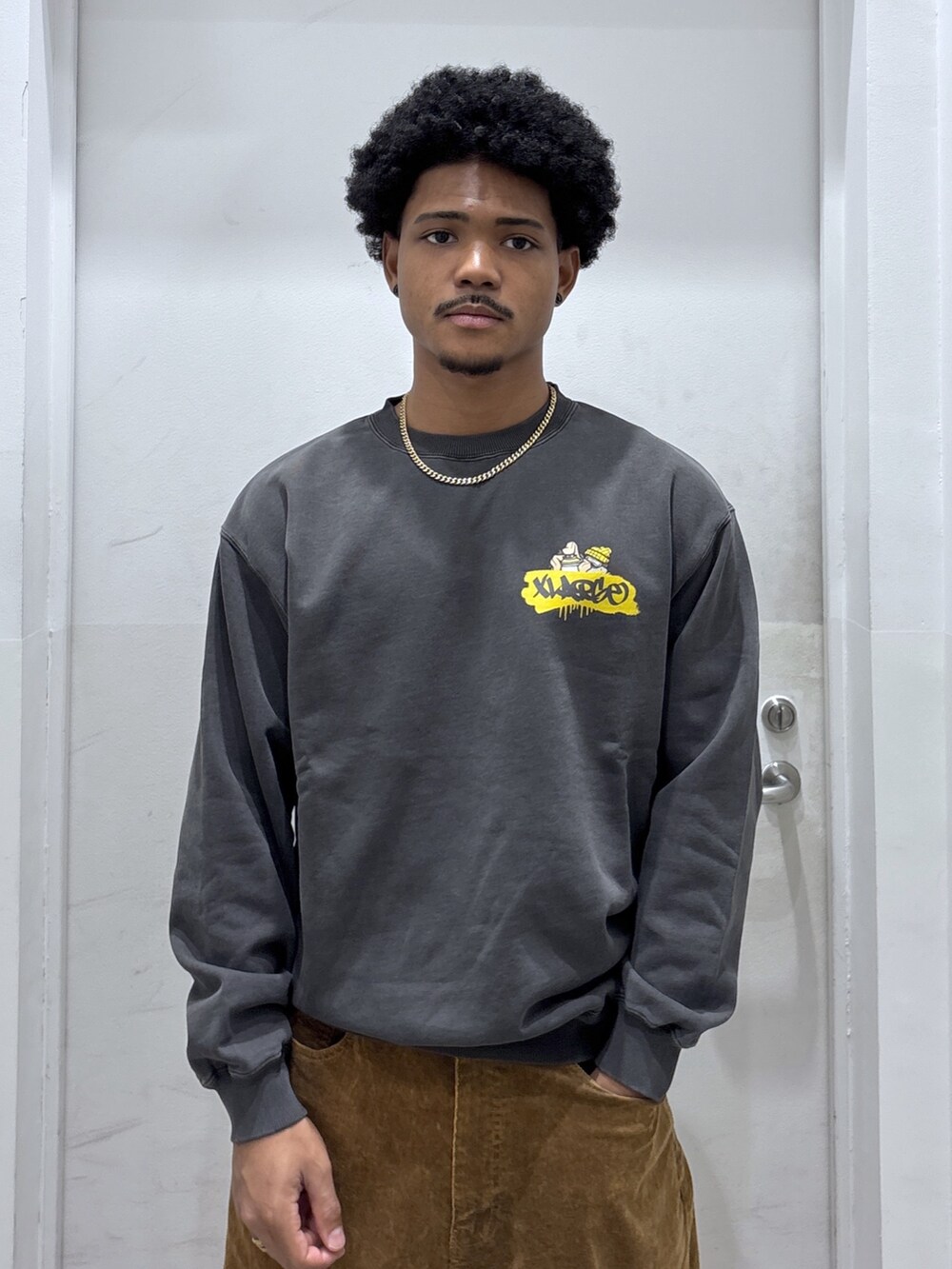 ベージュ系のバックパック/リュック、ブラック系のスウェット、ブラウン系のその他パンツを着用したメンズの秋コーディネートの4枚目の写真