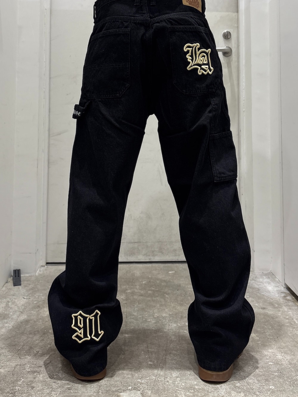 パープル系のTシャツ/カットソー、ブラック系のデニムパンツ、その他のショルダーバッグを着用したメンズの夏コーディネートの6枚目の写真