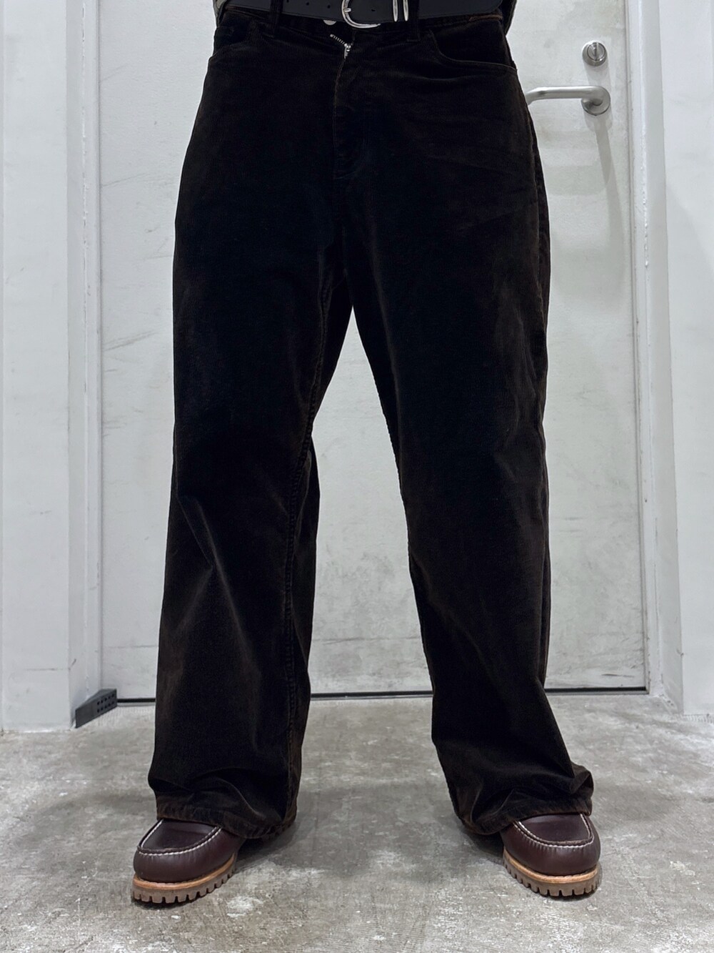 ホワイト系のブルゾン、ブラック系のその他パンツ、グレー系のキーホルダーを着用したメンズの秋コーディネートの5枚目の写真