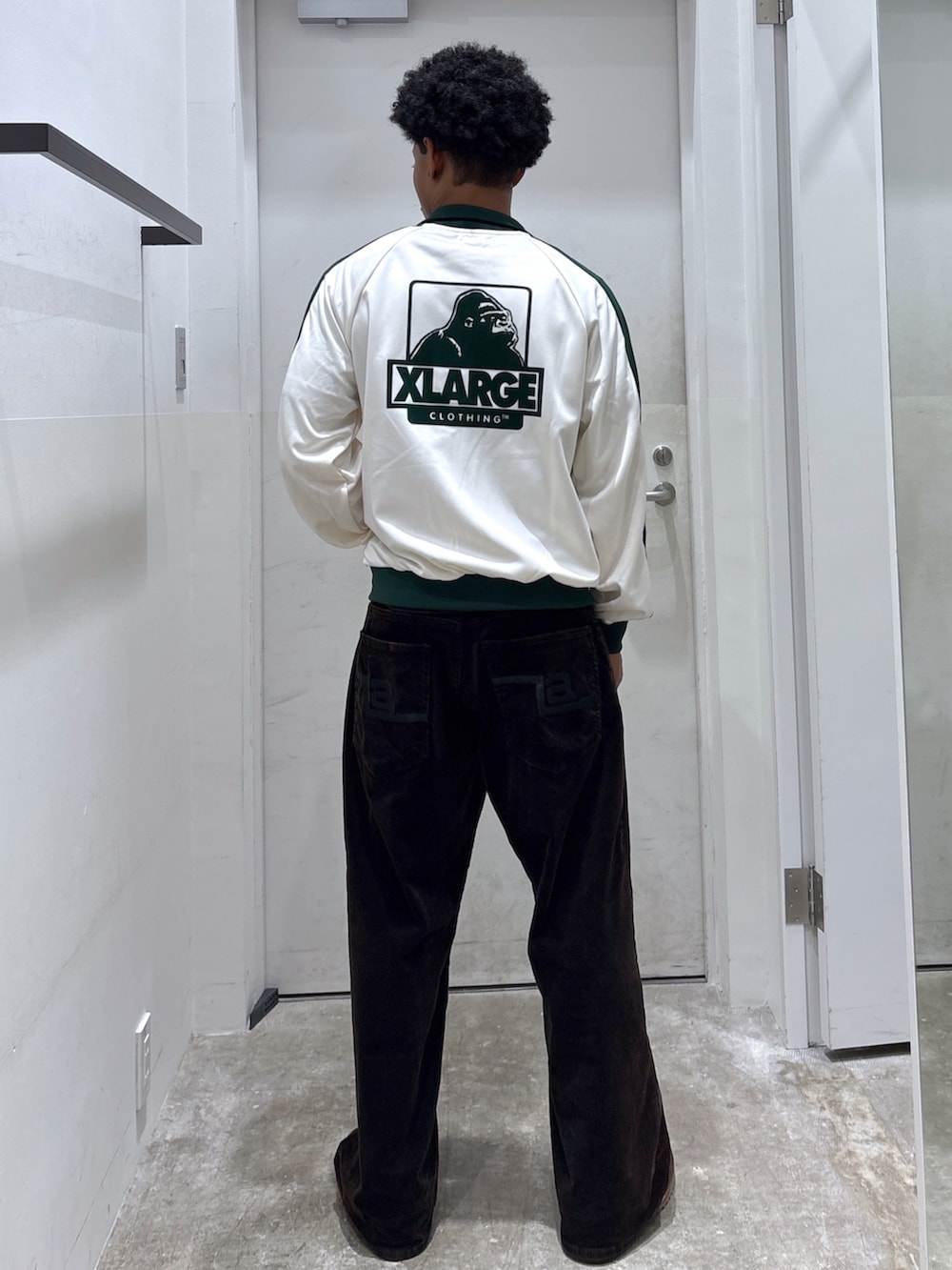 ホワイト系のブルゾン、ブラック系のその他パンツ、グレー系のキーホルダーを着用したメンズの秋コーディネートの2枚目の写真