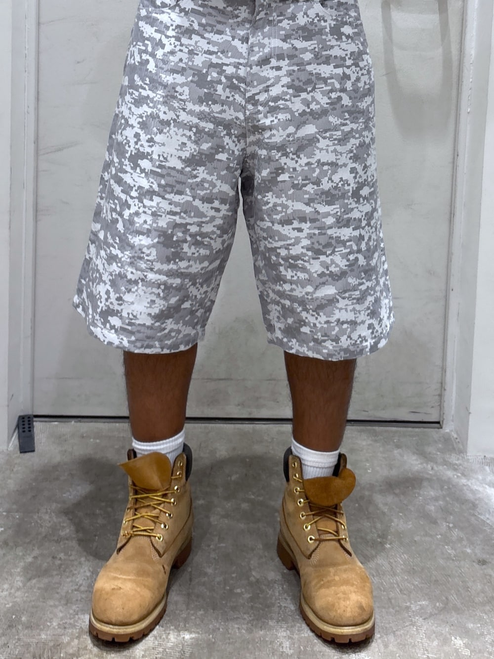 グレー系のスウェット、ホワイト系のその他パンツ、ブルー系のキャップを着用したメンズの秋コーディネートの5枚目の写真