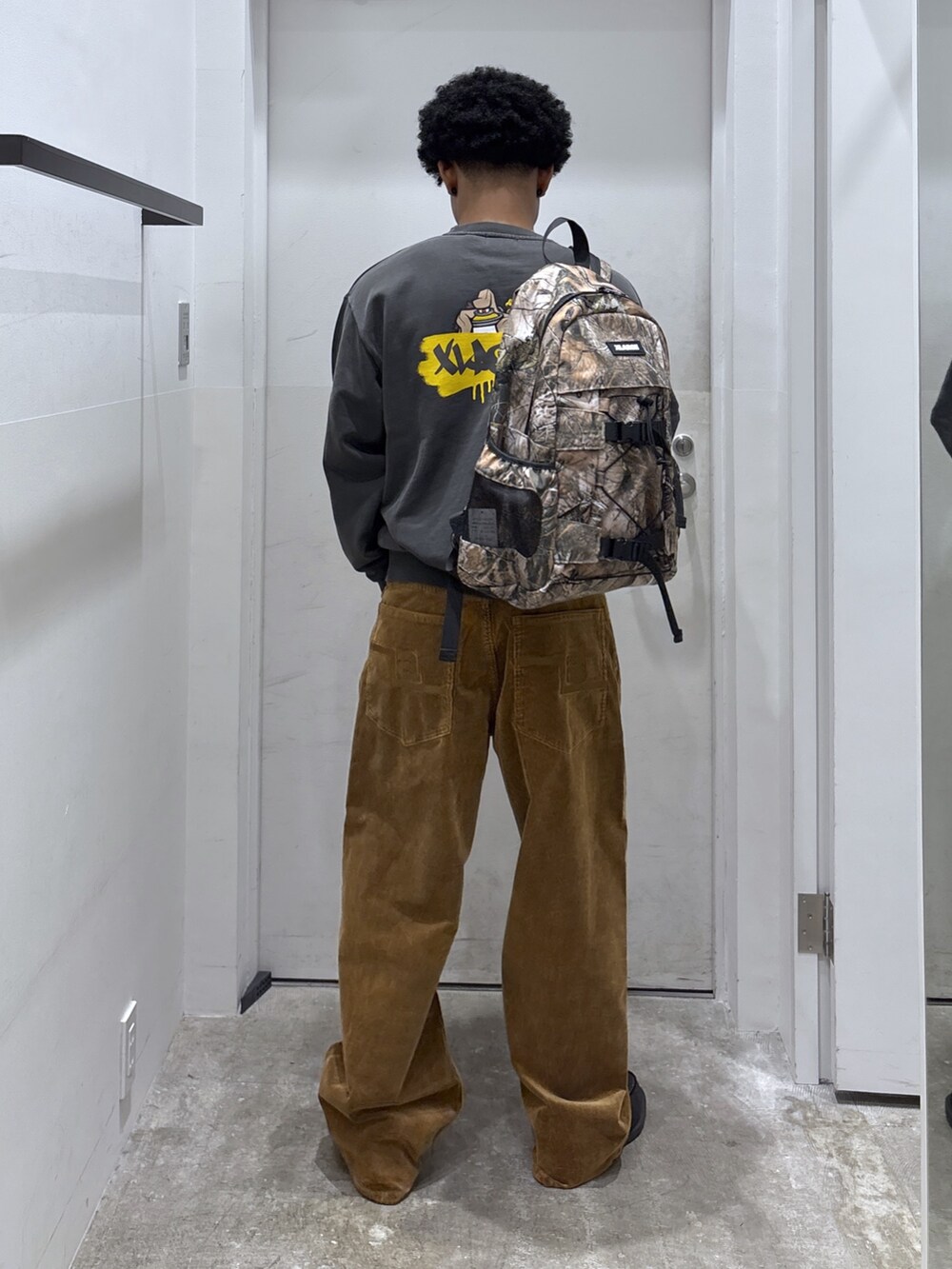 ベージュ系のバックパック/リュック、ブラック系のスウェット、ブラウン系のその他パンツを着用したメンズの秋コーディネートの3枚目の写真