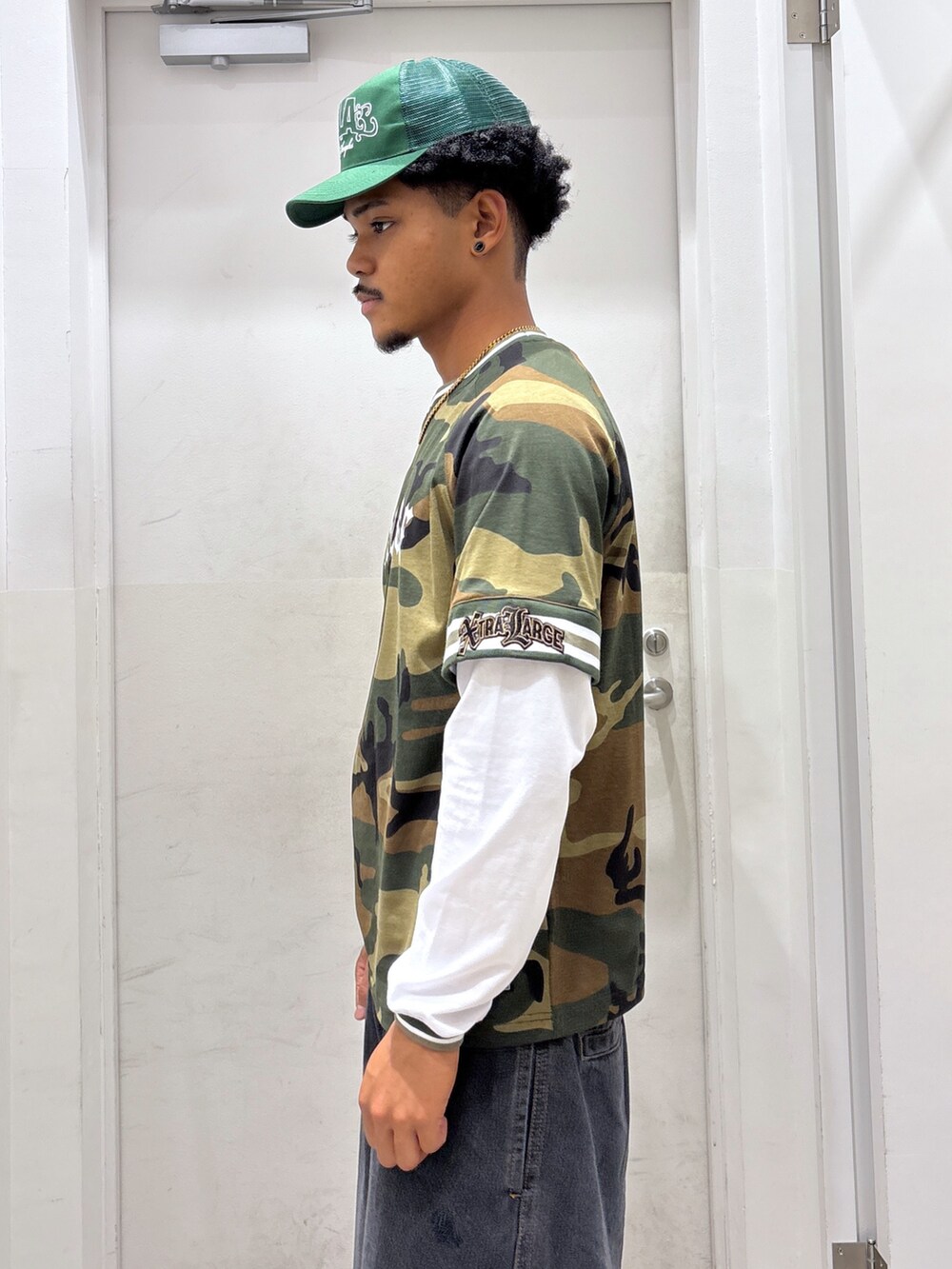 その他のTシャツ/カットソー、ブラック系のデニムパンツ、グリーン系のキャップを着用したメンズの夏コーディネートの4枚目の写真