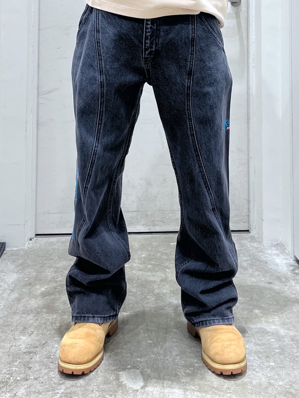 「デニム、キャップ、ショルダーバッグ、Tシャツ、XLARGE、サマー」｜「XLARGEのXLARGE×BOB MARLEY KNIT SHOULDER BAG（ショルダーバッグ、ブラック系）」を使った、CHRISさん（骨格ウェーブ・メンズ・172cm）の夏コーディネートの3枚目の写真
