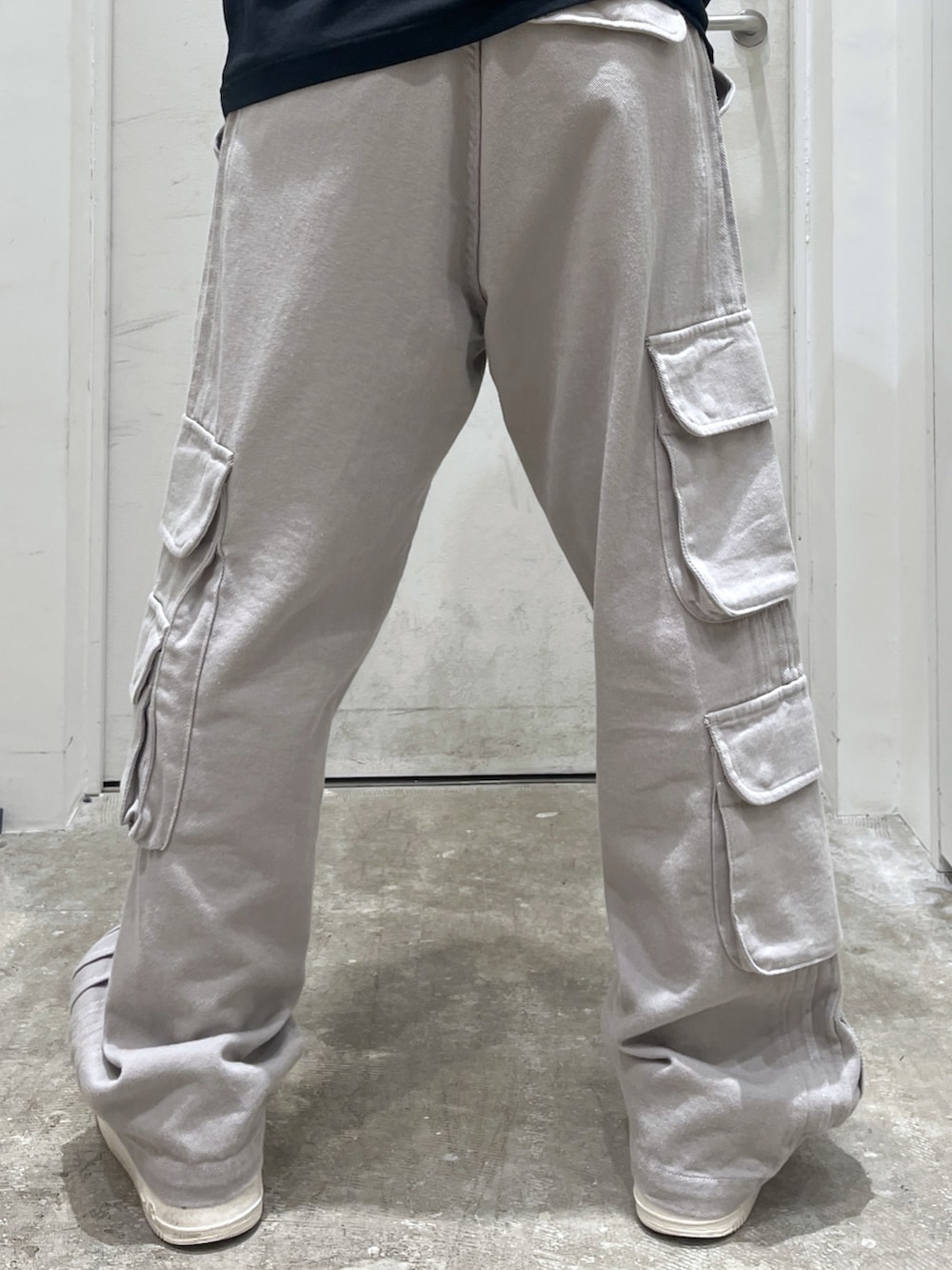 「サマー、カーゴパンツ、Tシャツ、XLARGE、ショルダーバッグ、キャップ」｜「XLARGEのWASHED CARGO PANTS（カーゴパンツ、グレー系）」を使った、CHRISさん（骨格ウェーブ・メンズ・172cm）の夏コーディネートの5枚目の写真