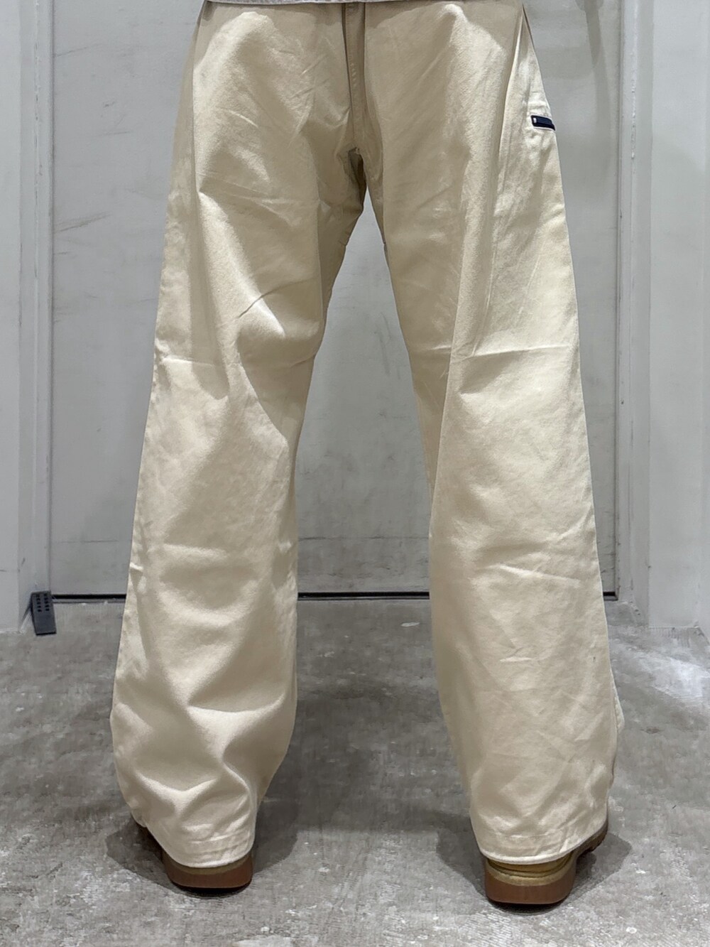 ベージュ系のその他アウター、グリーン系のパーカー、ベージュ系のその他パンツを着用したメンズの秋コーディネートの5枚目の写真