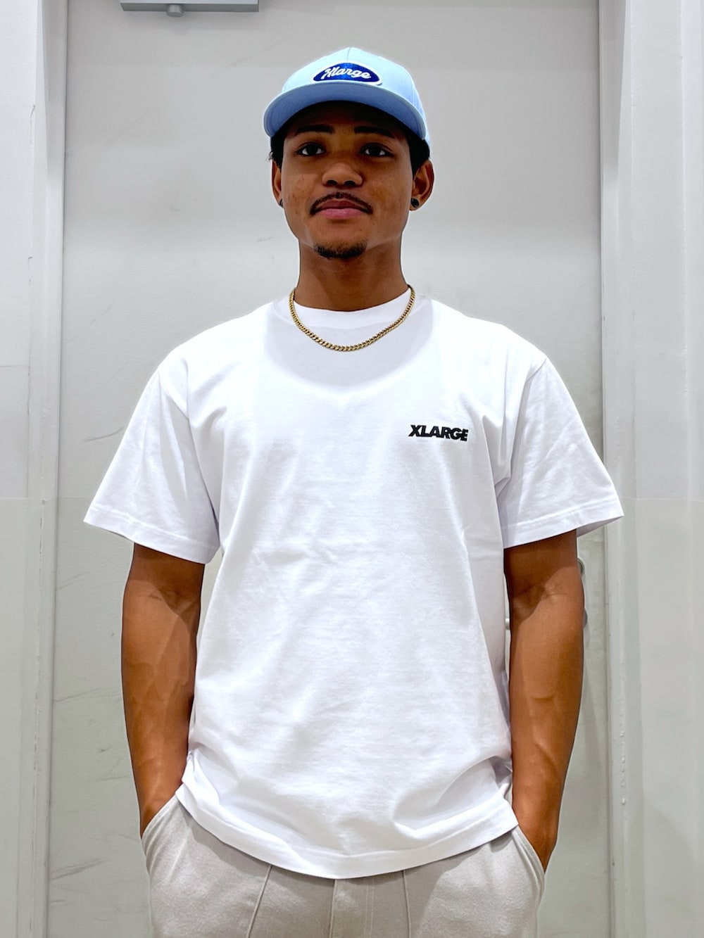 「サマー、カーゴパンツ、Tシャツ、XLARGE、ショルダーバッグ、キャップ」｜「XLARGEのWASHED CARGO PANTS（カーゴパンツ、グレー系）」を使った、CHRISさん（骨格ウェーブ・メンズ・172cm）の夏コーディネートの2枚目の写真