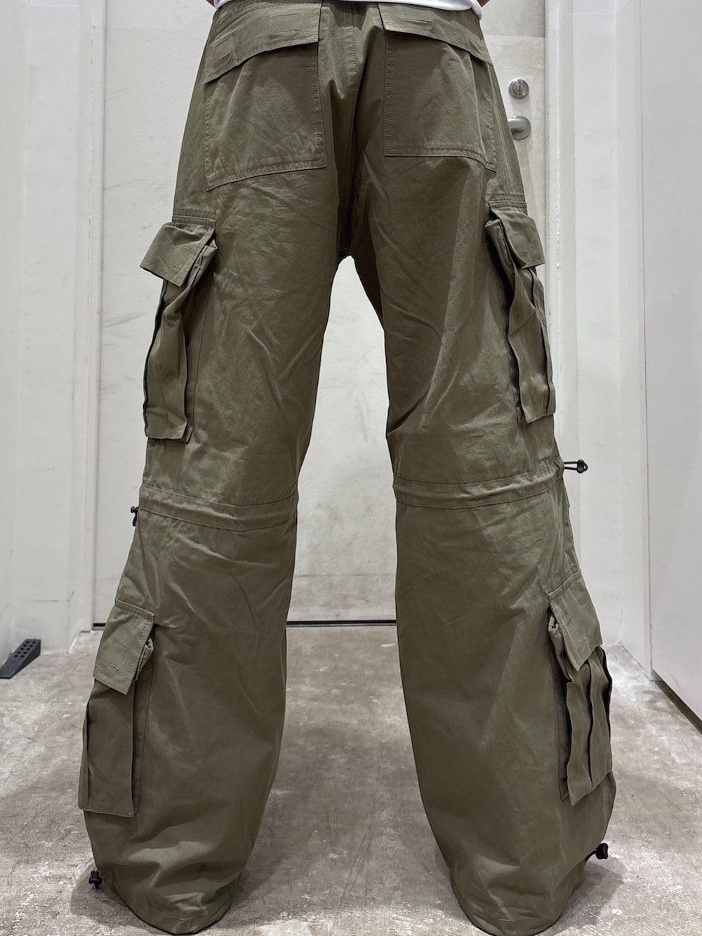 「ベスト、Tシャツ、カーゴパンツ、フォール、XLARGE」｜「XLARGEのPATCHED CANVAS VEST（ベスト、ブラック系）」を使った、CHRISさん（骨格ウェーブ・メンズ・172cm）の夏コーディネートの8枚目の写真