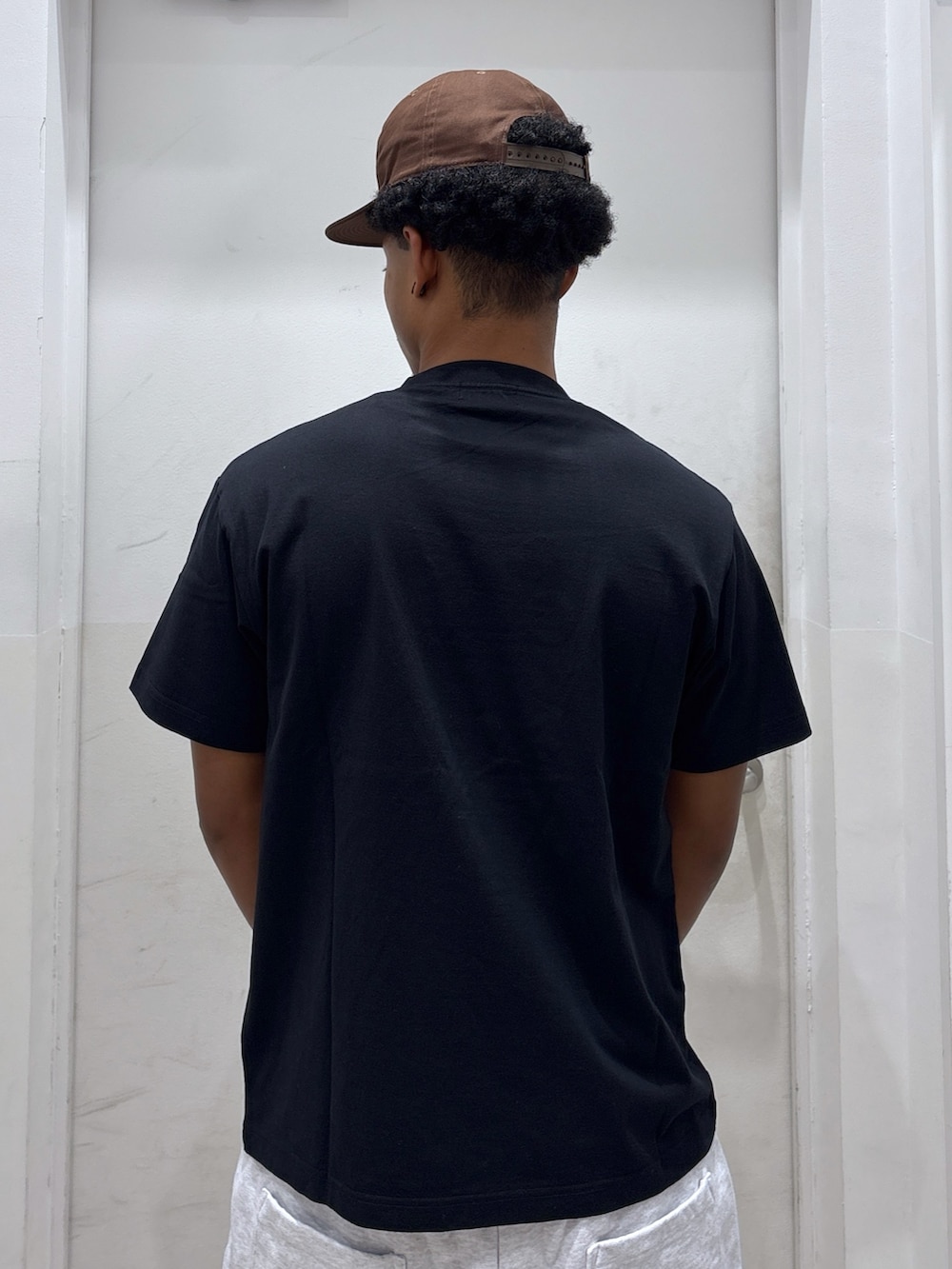 「キャップ、Tシャツ、スウェットパンツ、サマー、XLARGE、コラボ」｜「XLARGEのXLARGE×towndust X LOGO CAP（キャップ、ブラウン系）」を使った、CHRISさん（メンズ・172cm）の夏コーディネートの4枚目の写真