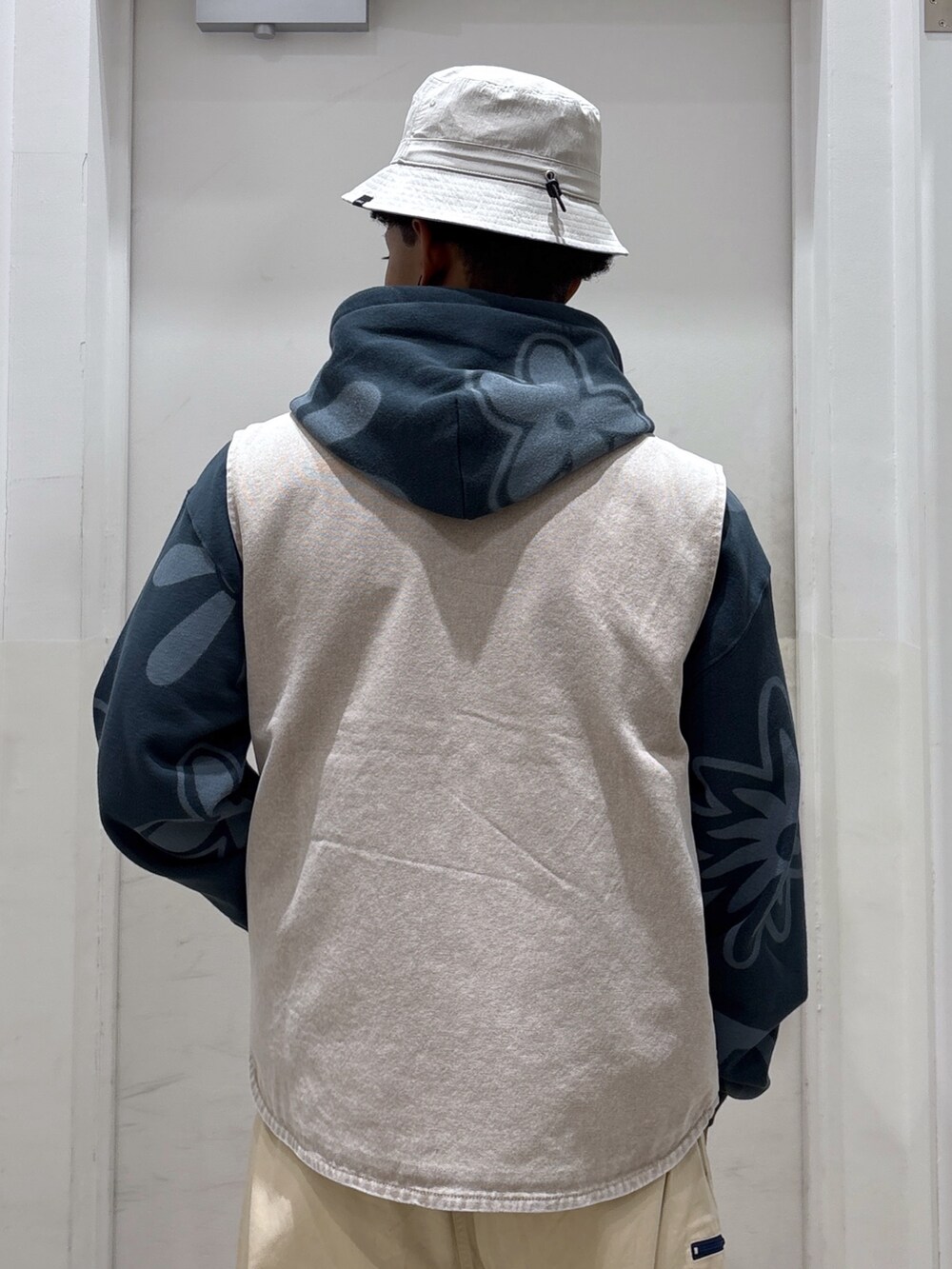 ベージュ系のその他アウター、グリーン系のパーカー、ベージュ系のその他パンツを着用したメンズの秋コーディネートの3枚目の写真