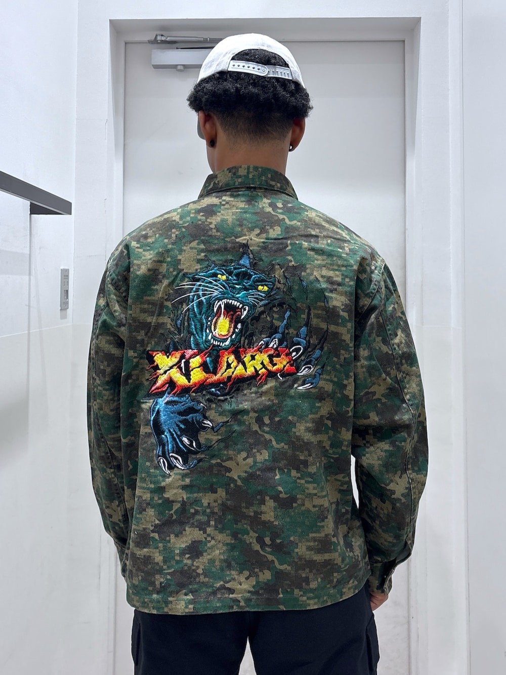 「キャップ、ミリタリージャケット、ハーフパンツ、フォール、XLARGE」｜「XLARGEのWORLDWIDE PLAYERS CAP（キャップ、グレー系）」を使った、CHRISさん（骨格ウェーブ・メンズ・172cm）の夏コーディネートの4枚目の写真