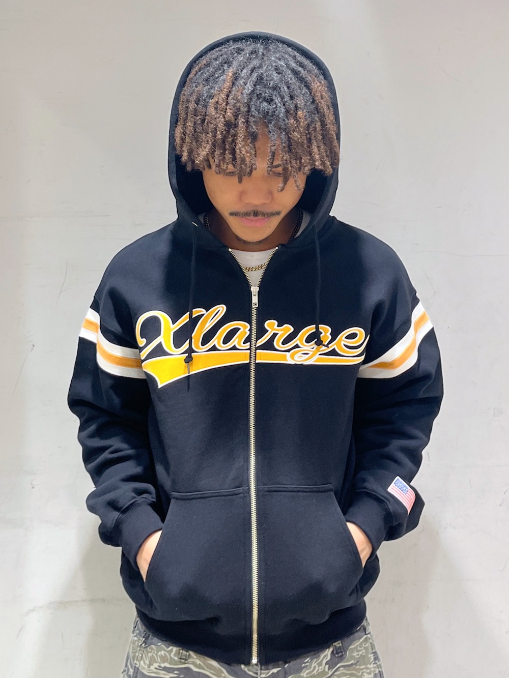 「カーゴパンツ、パーカー、ストリート」｜「XLARGEのアイテム（パーカー、ブラック系）」を使った、CHRISさん（メンズ・172cm）の冬コーディネートの2枚目の写真