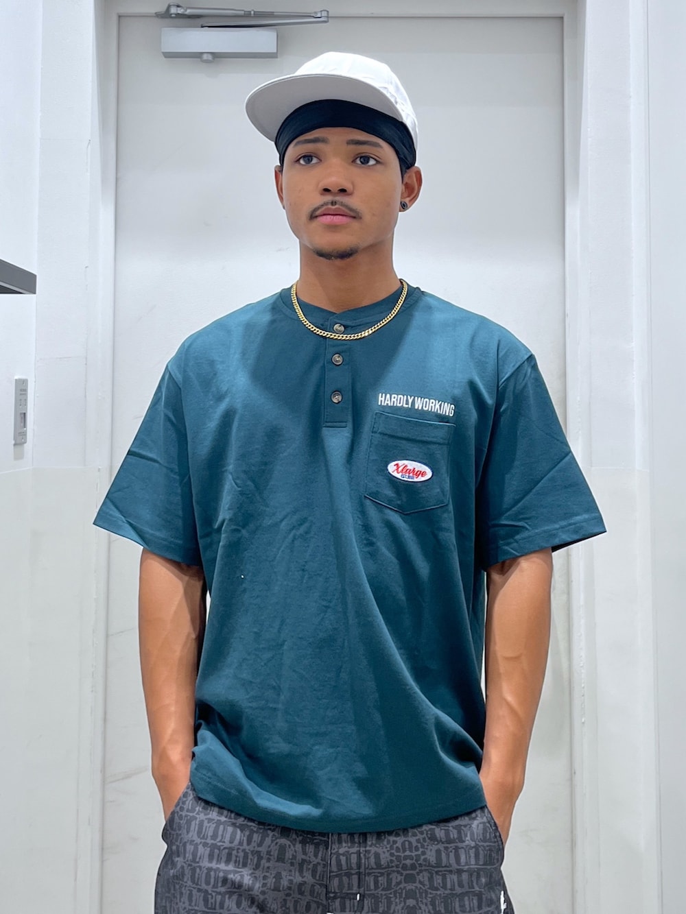 「キャップ、サマー、ポロシャツ、ハーフパンツ、XLARGE、ドゥーラグ」｜「XLARGEのDISTORTION LOGO CAP（キャップ、グレー系）」を使った、CHRISさん（骨格ウェーブ・メンズ・172cm）の夏コーディネートの2枚目の写真