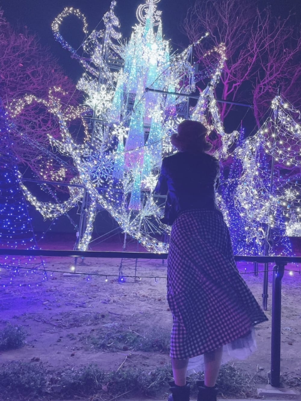 ブラック系のスニーカー、その他のスカート、ブラック系のライダースジャケットを着用したレディースの冬コーディネートの3枚目の写真