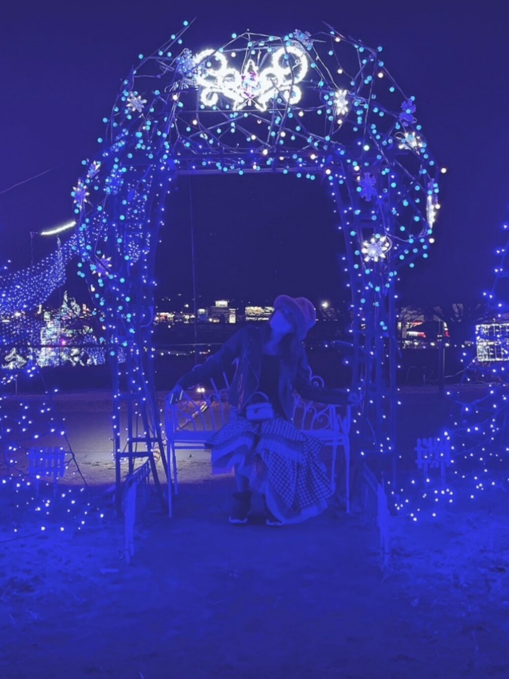 ブラック系のスニーカー、その他のスカート、ブラック系のライダースジャケットを着用したレディースの冬コーディネートの2枚目の写真