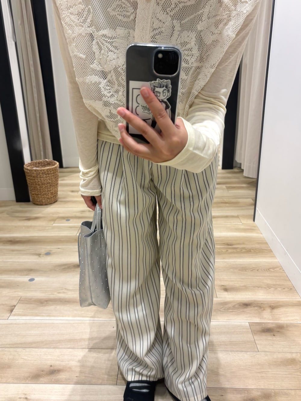 ベージュ系のその他パンツ、ホワイト系のシャツ/ブラウス、シルバー系のトートバッグを着用したレディースの春コーディネートの3枚目の写真