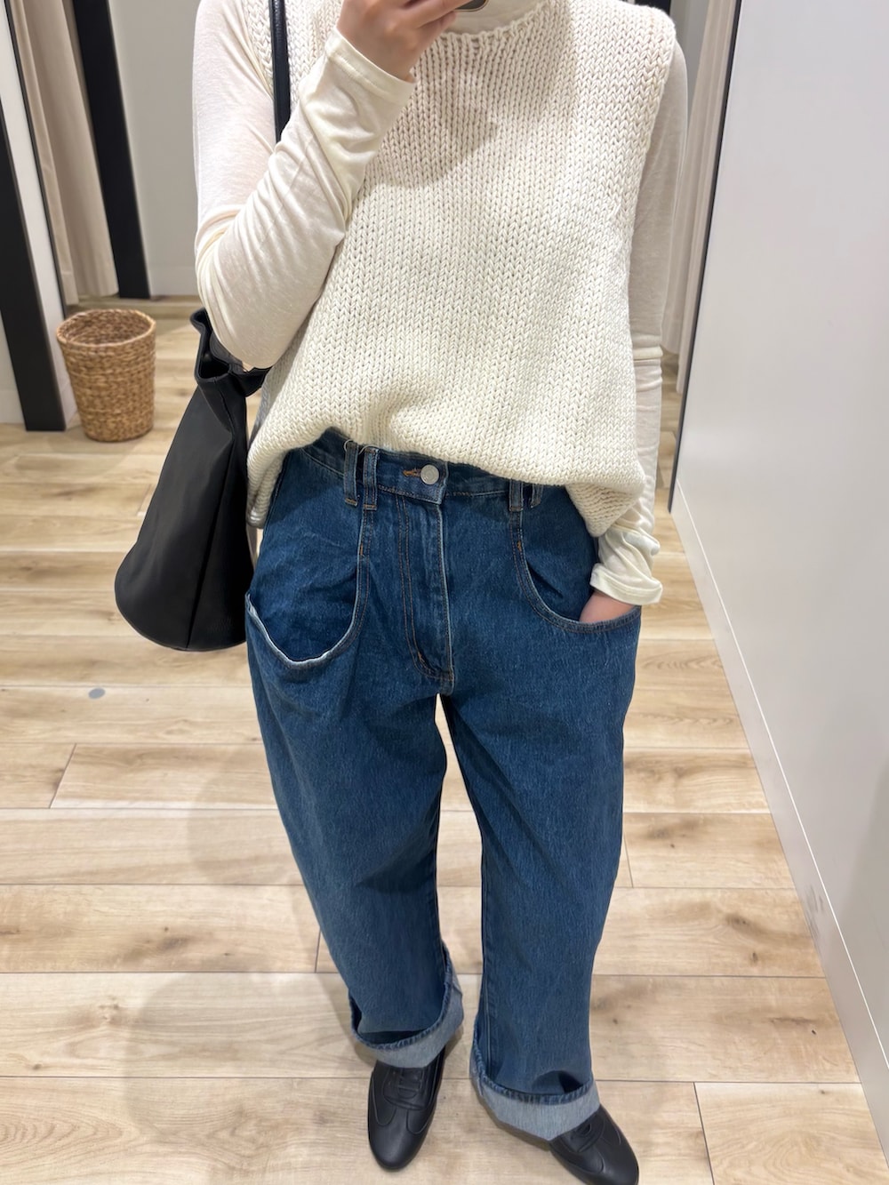 ブルー系のデニムパンツ、ホワイト系のTシャツ/カットソー、ホワイト系のベストを着用したレディースの春コーディネートの3枚目の写真