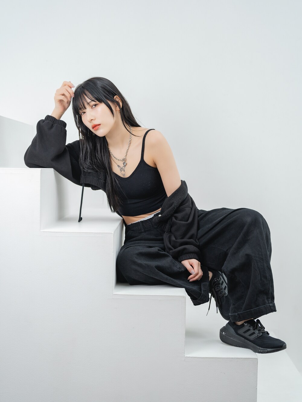 ブラック系のパンツ、ブラック系のスニーカー、ブラック系のジャケット/アウターを着用したレディースの春コーディネートの4枚目の写真