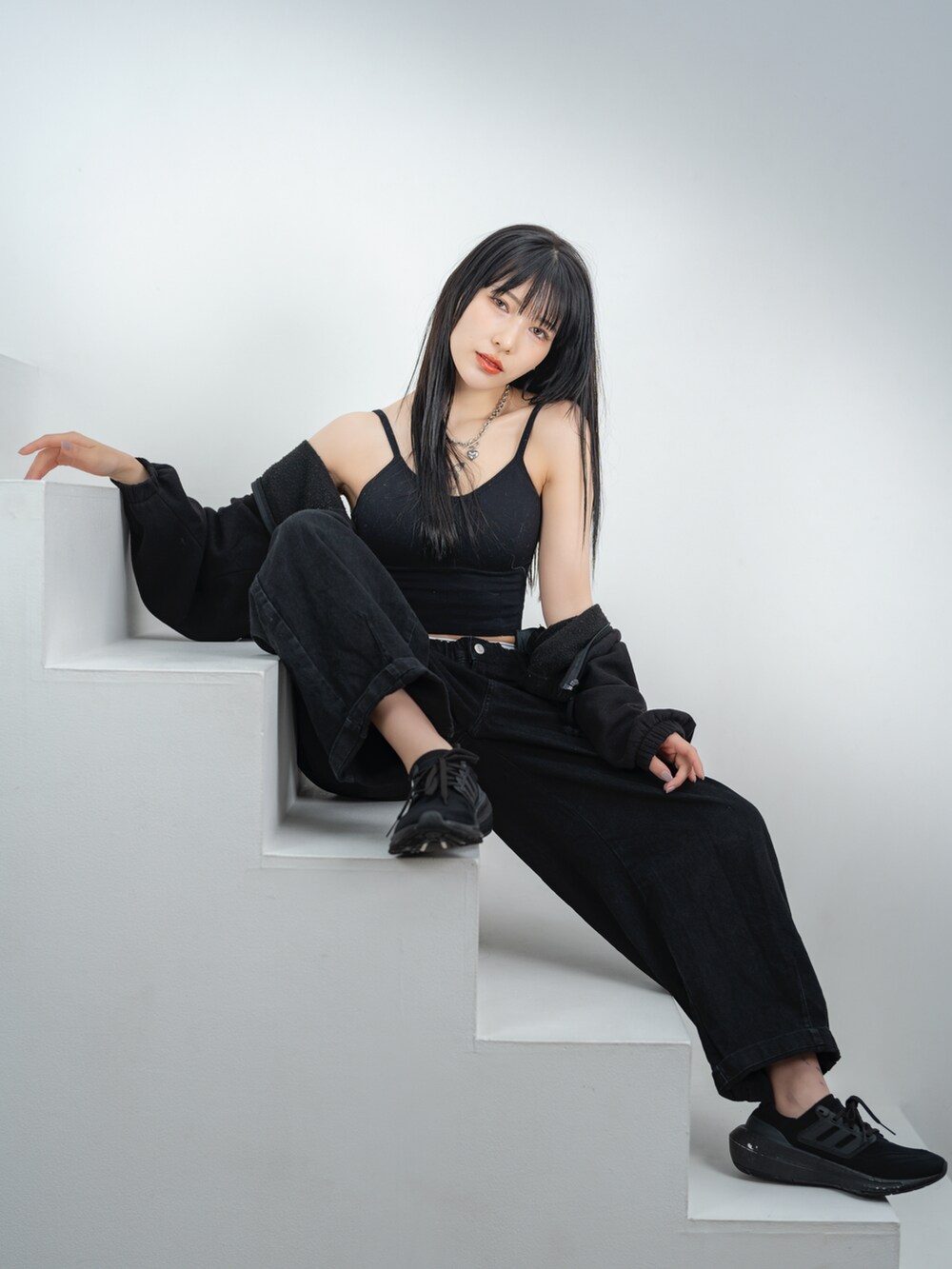 ブラック系のパンツ、ブラック系のスニーカー、ブラック系のジャケット/アウターを着用したレディースの春コーディネートの3枚目の写真