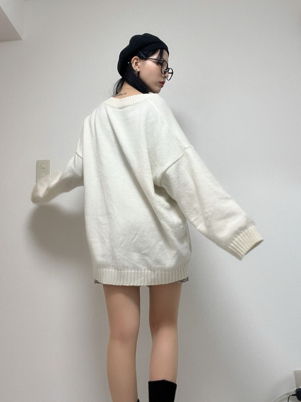 ホワイト系のニット/セーター、ベージュ系のパンツ、ブラック系のローファーを着用したレディースの春コーディネートの4枚目の写真