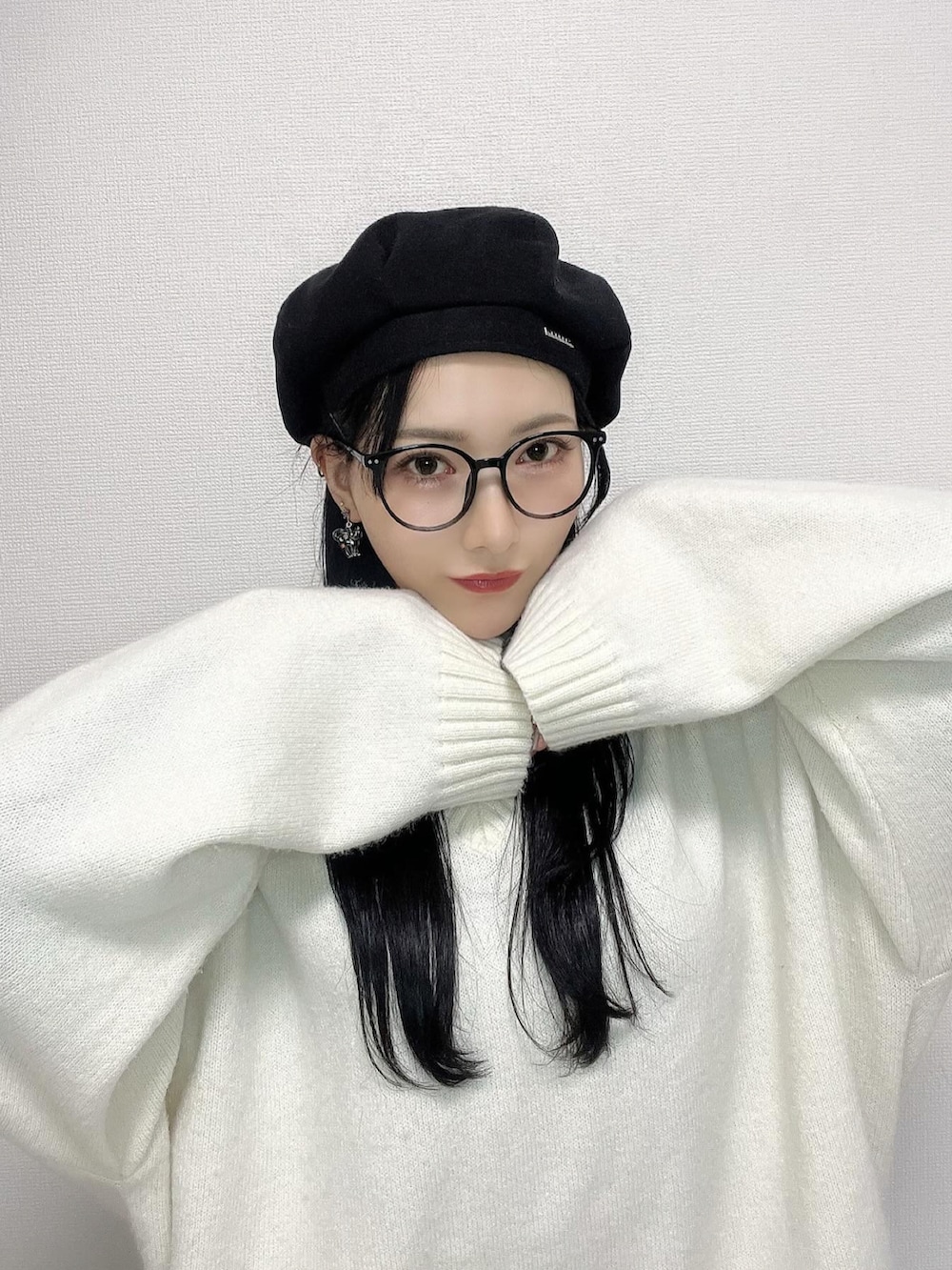 ホワイト系のニット/セーター、ベージュ系のパンツ、ブラック系のローファーを着用したレディースの春コーディネートの2枚目の写真