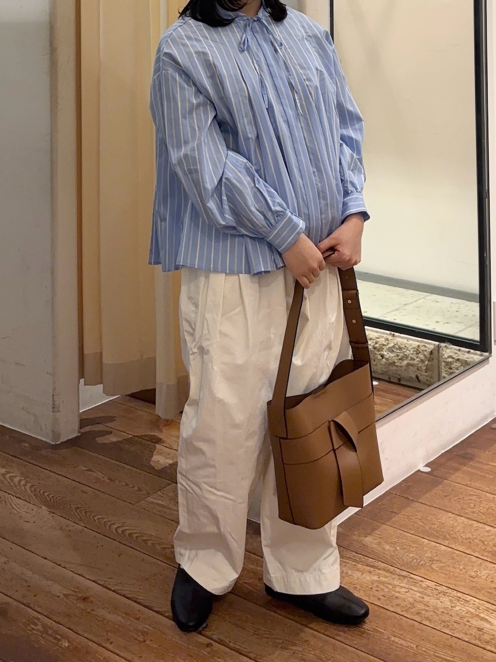 イエロー系のショルダーバッグ、ブルー系のシャツ/ブラウス、ホワイト系のその他パンツを着用したレディースの春コーディネートの3枚目の写真