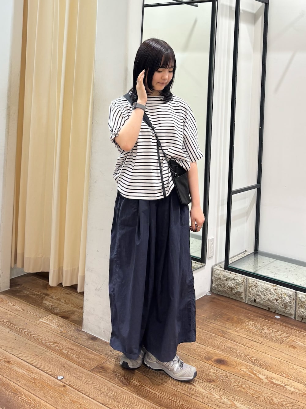 ホワイト系のTシャツ/カットソー、ブルー系のその他パンツ、ブラック系のショルダーバッグを着用したレディースの夏コーディネートの4枚目の写真