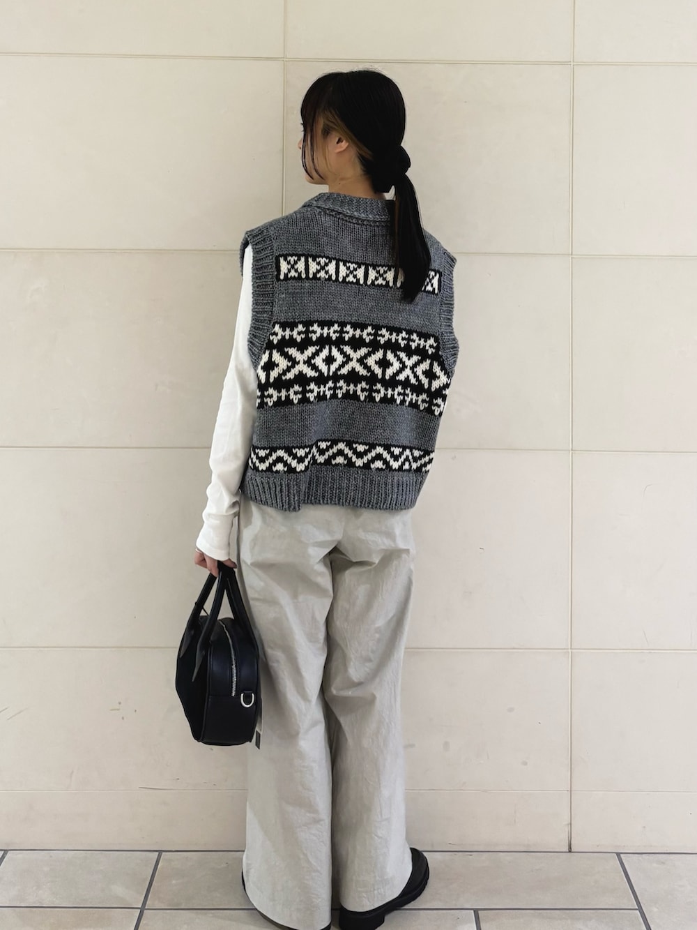 ホワイト系のTシャツ/カットソー、グレー系のその他パンツ、ブラック系のショルダーバッグを着用したレディースの秋コーディネートの4枚目の写真