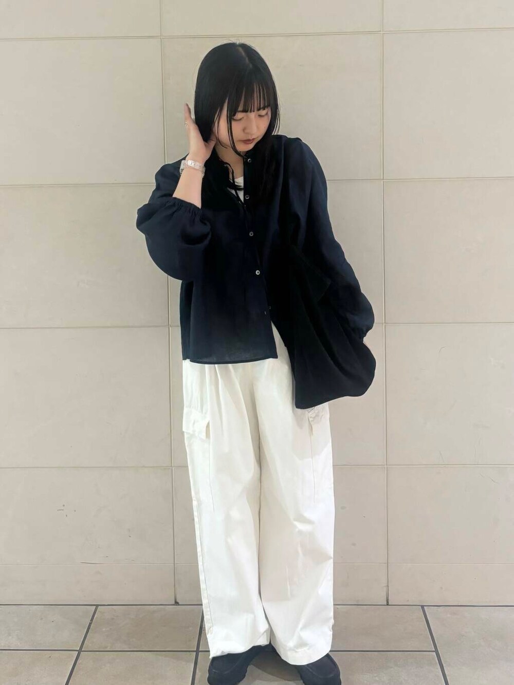 ブルー系のシャツ/ブラウス、ホワイト系のタンクトップ、ブラック系のその他シューズを着用したレディースの春コーディネートの4枚目の写真