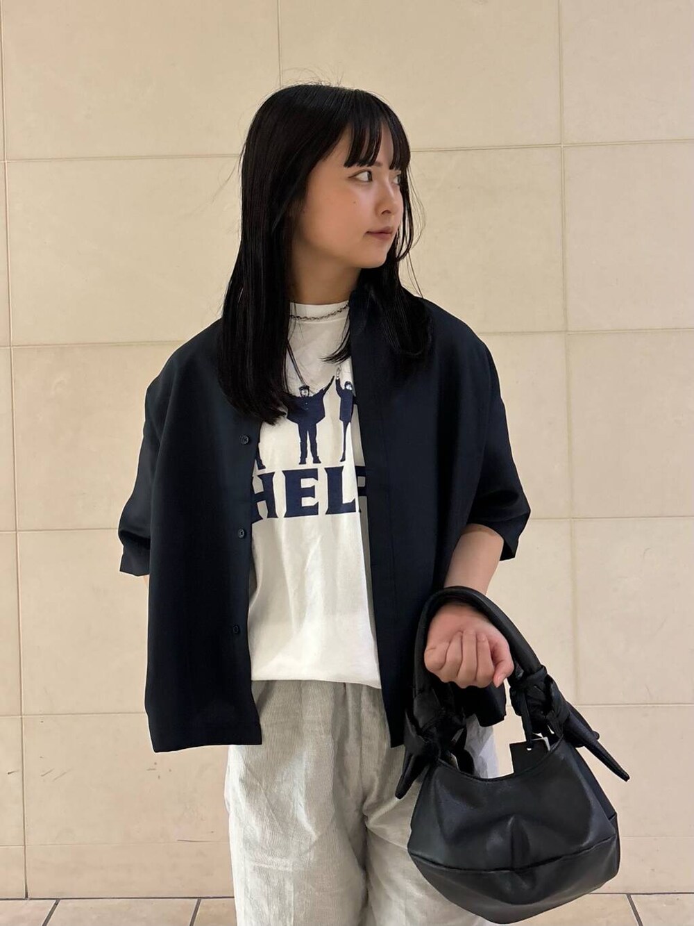 「大人カジュアル、カジュアルコーデ、低身長、雨の日コーデ、アーバンリサーチドアーズ、newarrival、休日スタイル、低身長コーデ、新作、シャツコーデ、旅行コーデ、ナチュラル×イエベ秋、私のイチ推しブランド、外遊びコーデ、私の推し新作アイテム」｜「URBAN RESEARCH DOORSのメリージェーン（パンプス、ブラック系）」を使った、chihiroさん（レディース・153cm）の春コーディネートの3枚目の写真
