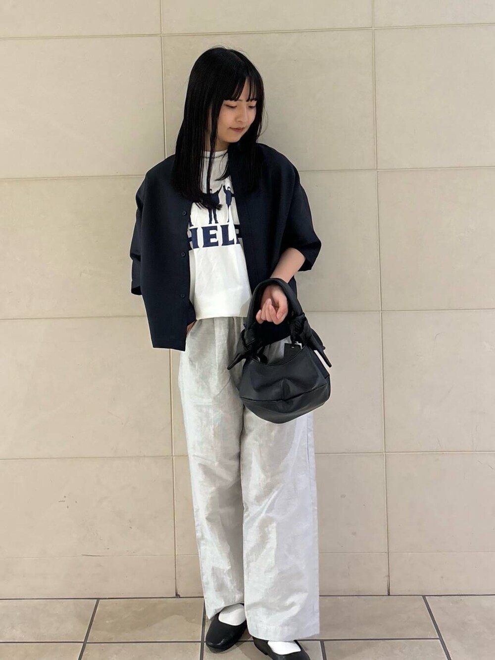 「大人カジュアル、カジュアルコーデ、低身長、雨の日コーデ、アーバンリサーチドアーズ、newarrival、休日スタイル、低身長コーデ、新作、シャツコーデ、旅行コーデ、ナチュラル×イエベ秋、私のイチ推しブランド、外遊びコーデ、私の推し新作アイテム」｜「URBAN RESEARCH DOORSのメリージェーン（パンプス、ブラック系）」を使った、chihiroさん（レディース・153cm）の春コーディネートの2枚目の写真