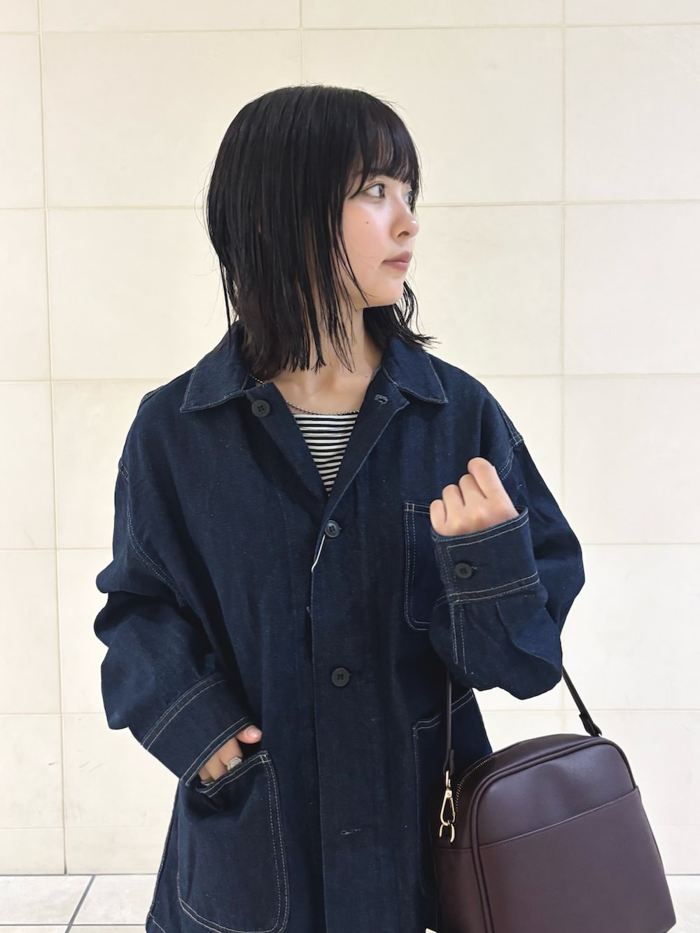 グレー系のその他パンツ、レッド系のショルダーバッグ、ブラック系のTシャツ/カットソーを着用したレディースの秋コーディネートの6枚目の写真