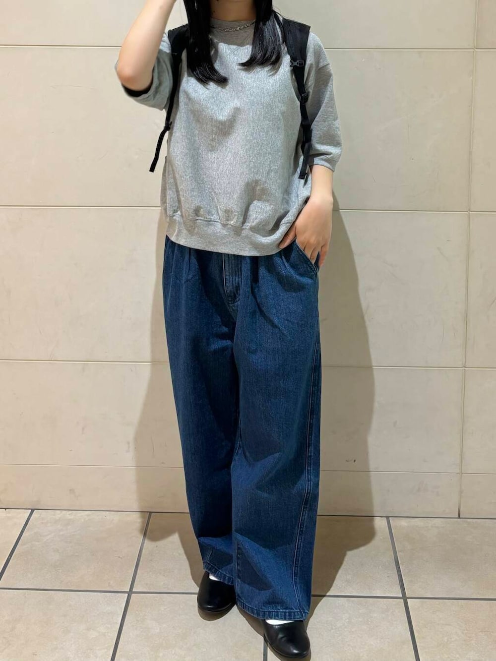 「大人カジュアル、スポーツミックス、カジュアルコーデ、シンプルコーデ、デニムパンツ、かぐれ、低身長、アーバンリサーチドアーズ、休日スタイル、低身長コーデ、新作、アウトドアコーデ、旅行コーデ、きれいめtシャツ、ナチュラル×イエベ秋」｜「URBAN RESEARCH DOORSの2タックギャザーデニムパンツ（デニムパンツ、ブルー系）」を使った、chihiroさん（レディース・153cm）の春コーディネートの2枚目の写真