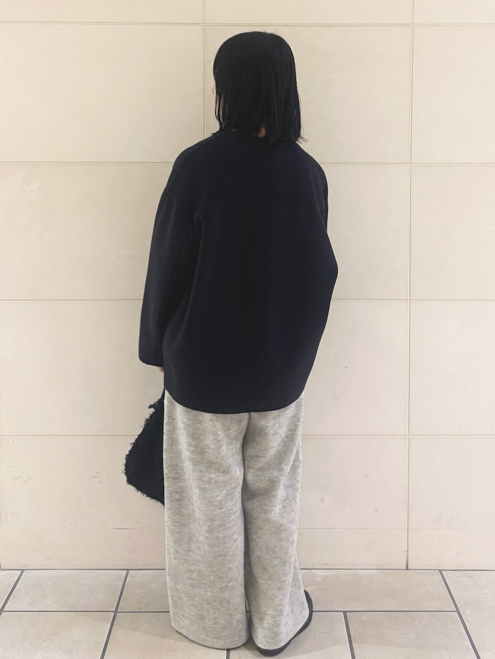 グレー系のその他パンツ、ブラック系のハンドバッグ、ブルー系のその他アウターを着用したレディースの秋コーディネートの3枚目の写真