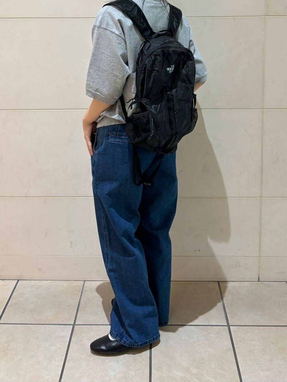 「大人カジュアル、スポーツミックス、カジュアルコーデ、シンプルコーデ、デニムパンツ、かぐれ、低身長、アーバンリサーチドアーズ、休日スタイル、低身長コーデ、新作、アウトドアコーデ、旅行コーデ、きれいめtシャツ、ナチュラル×イエベ秋」｜「URBAN RESEARCH DOORSの2タックギャザーデニムパンツ（デニムパンツ、ブルー系）」を使った、chihiroさん（レディース・153cm）の春コーディネートの3枚目の写真