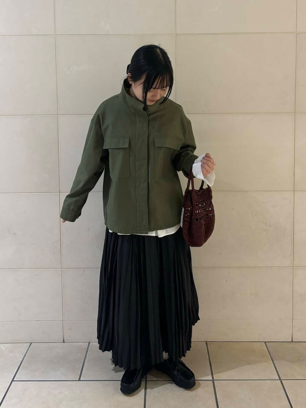 「大人カジュアル、ロングスカート、デートコーデ、シンプルコーデ、ブラウス、アーバンリサーチドアーズ、newarrival、低身長コーデ、新作、春カラーコーデ、ナチュラル×イエベ秋、私のイチ推しブランド、私の推し新作アイテム、ブラウスが主役の春コーデ」｜「URBAN RESEARCH DOORSのスカラップスリーブギャザーブラウス（シャツ/ブラウス、ホワイト系）」を使った、chihiroさん（レディース・153cm）の春コーディネートの2枚目の写真