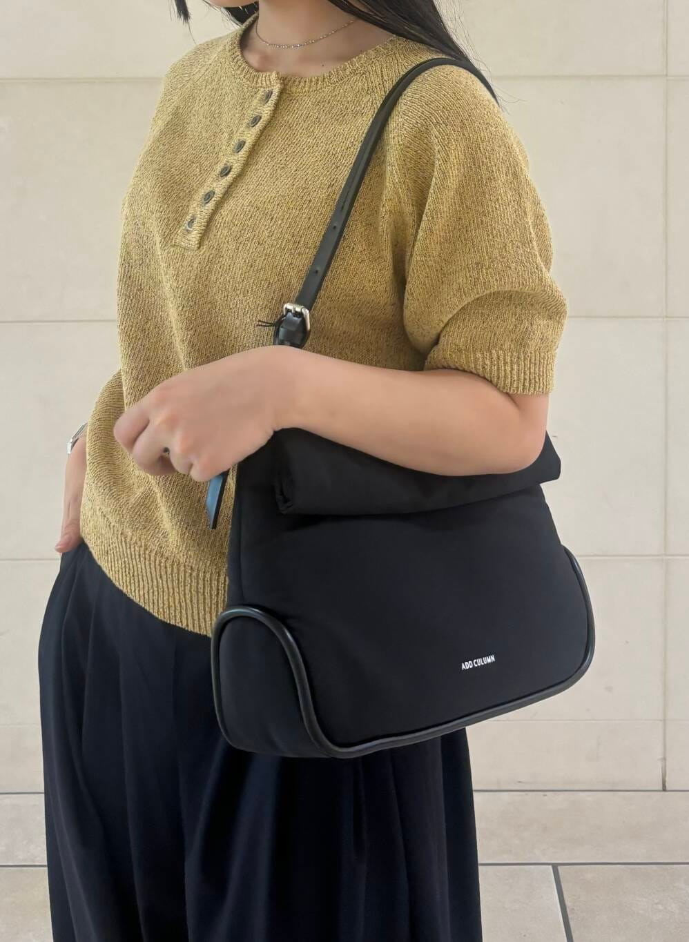 「大人カジュアル、カジュアルコーデ、シンプルコーデ、mizuiroind、低身長、アーバンリサーチドアーズ、newarrival、休日スタイル、doors、低身長コーデ、新作、綺麗めパンツ、旅行コーデ、ナチュラル×イエベ秋、私のイチ推しブランド」｜「RODE SKOのADD CULUMN　ROLLA M FABRIC（ショルダーバッグ、ブラック系）」を使った、chihiroさん（レディース・153cm）の春コーディネートの5枚目の写真