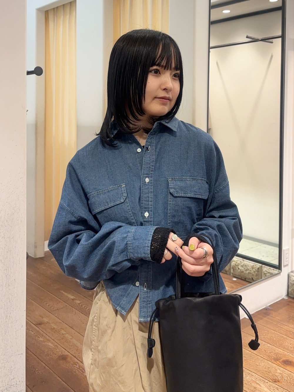 ブルー系のシャツ/ブラウス、ブラック系のTシャツ/カットソー、ベージュ系のその他パンツを着用したレディースの冬コーディネートの4枚目の写真