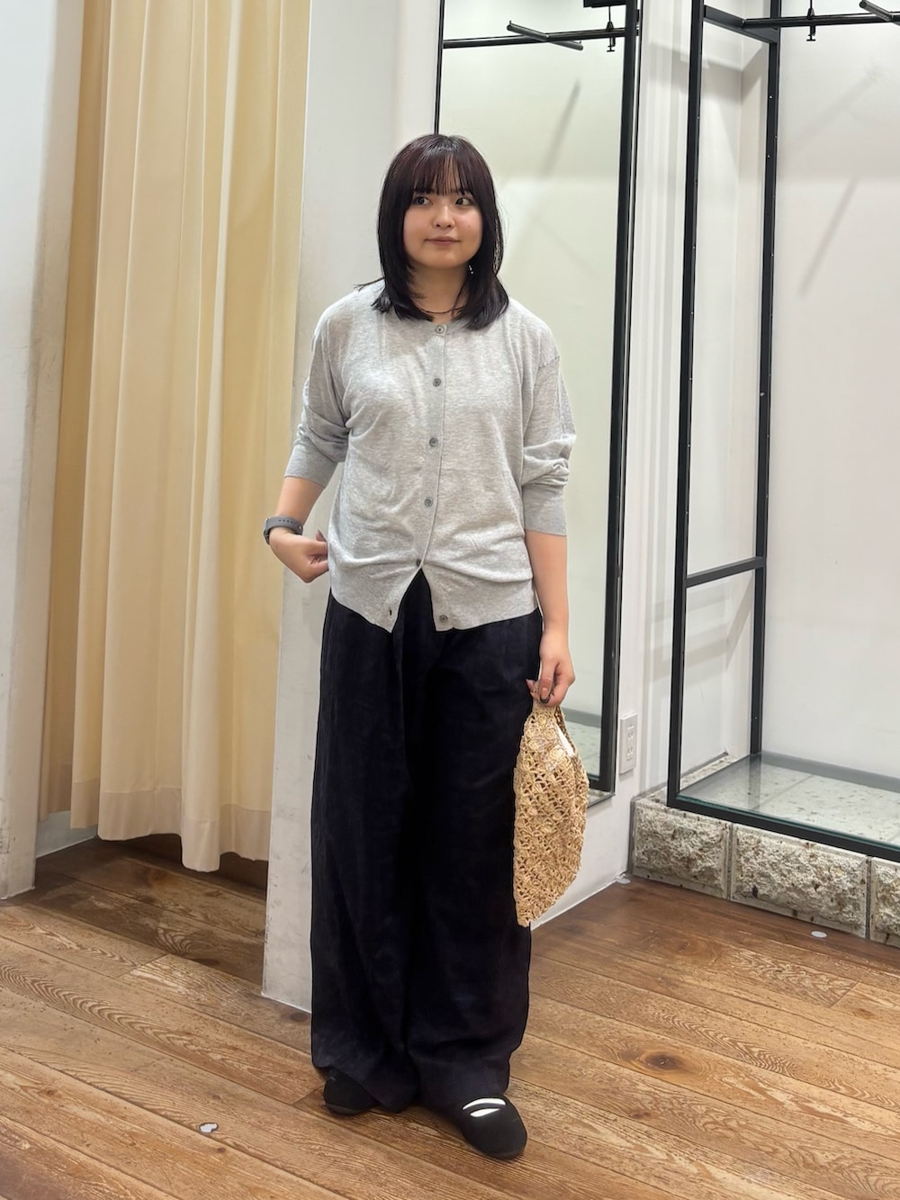 グレー系のカーディガン/ボレロ、ブルー系のその他パンツ、ベージュ系のハンドバッグを着用したレディースの夏コーディネートの5枚目の写真