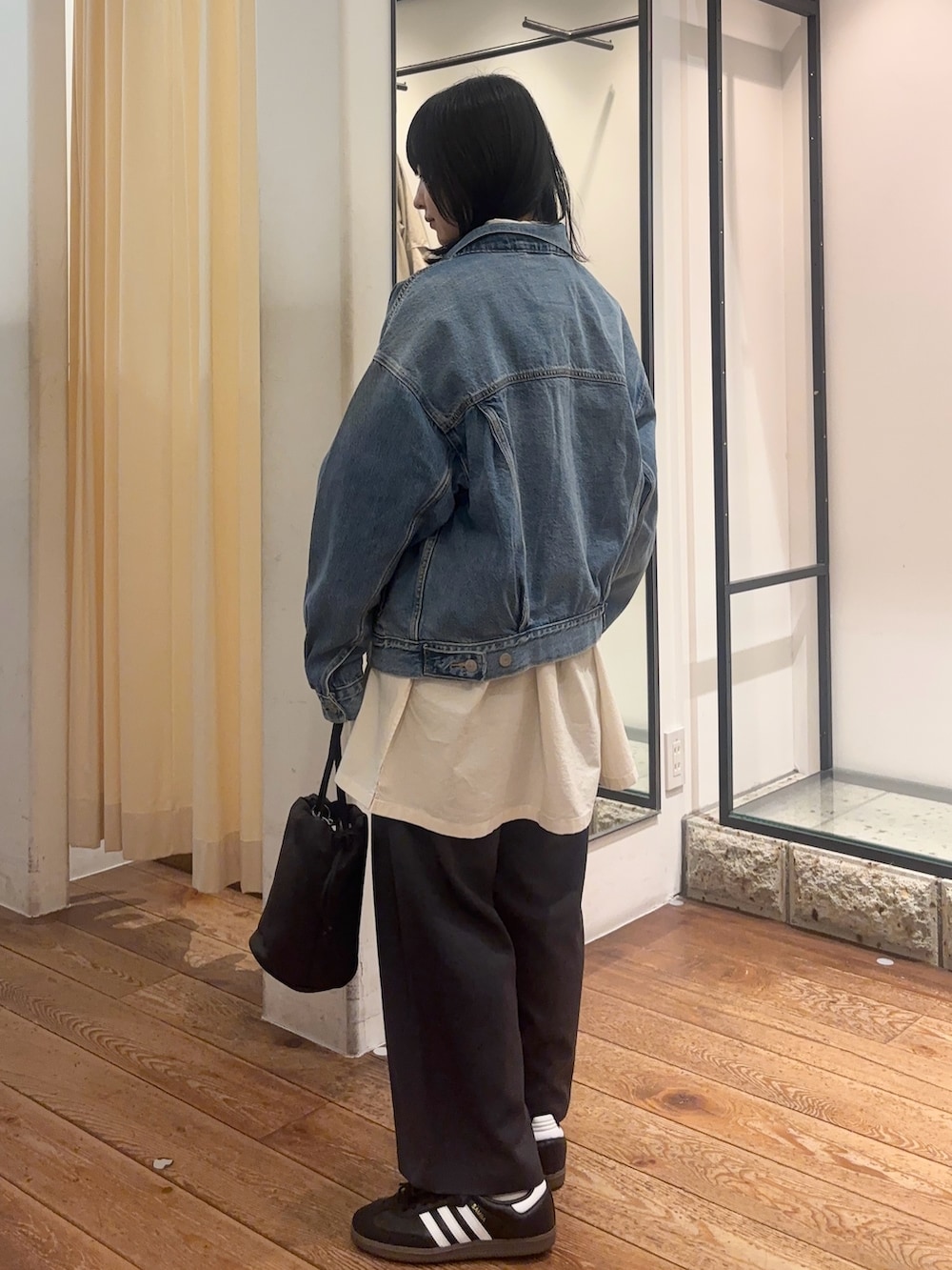 ブルー系のデニムジャケット、ホワイト系のシャツ/ブラウス、グレー系のその他パンツを着用したレディースの冬コーディネートの3枚目の写真