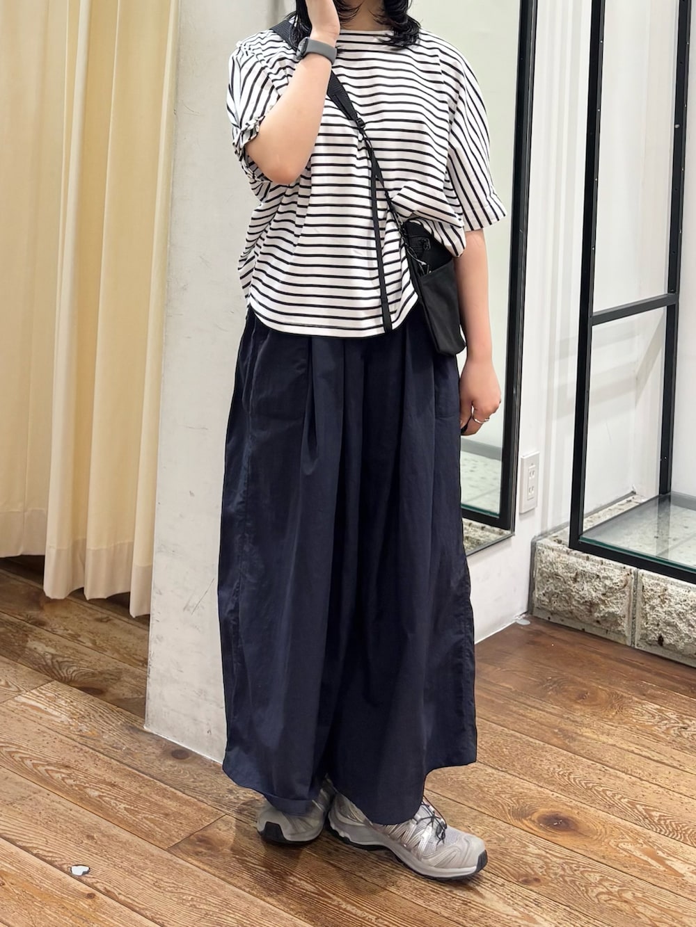 ホワイト系のTシャツ/カットソー、ブルー系のその他パンツ、ブラック系のショルダーバッグを着用したレディースの夏コーディネートの3枚目の写真