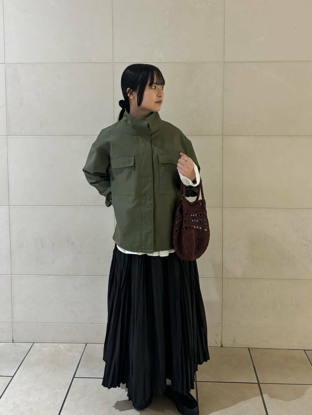 「大人カジュアル、ロングスカート、デートコーデ、シンプルコーデ、ブラウス、アーバンリサーチドアーズ、newarrival、低身長コーデ、新作、春カラーコーデ、ナチュラル×イエベ秋、私のイチ推しブランド、私の推し新作アイテム、ブラウスが主役の春コーデ」｜「URBAN RESEARCH DOORSのスカラップスリーブギャザーブラウス（シャツ/ブラウス、ホワイト系）」を使った、chihiroさん（レディース・153cm）の春コーディネートの3枚目の写真