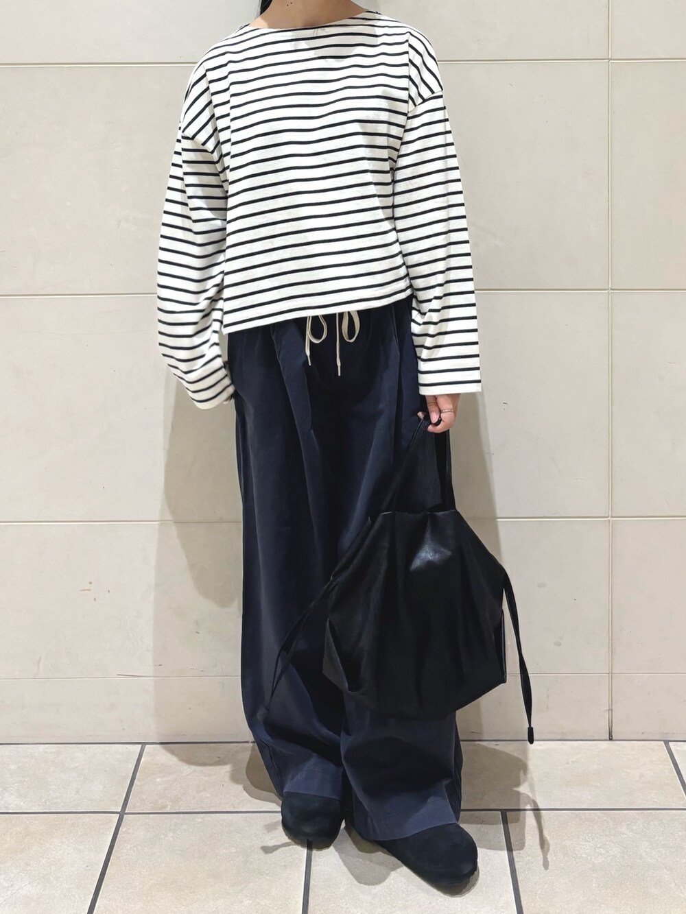 ホワイト系のTシャツ/カットソー、ブラック系のショルダーバッグ、ブラック系のサンダルを着用したレディースの夏コーディネートの4枚目の写真