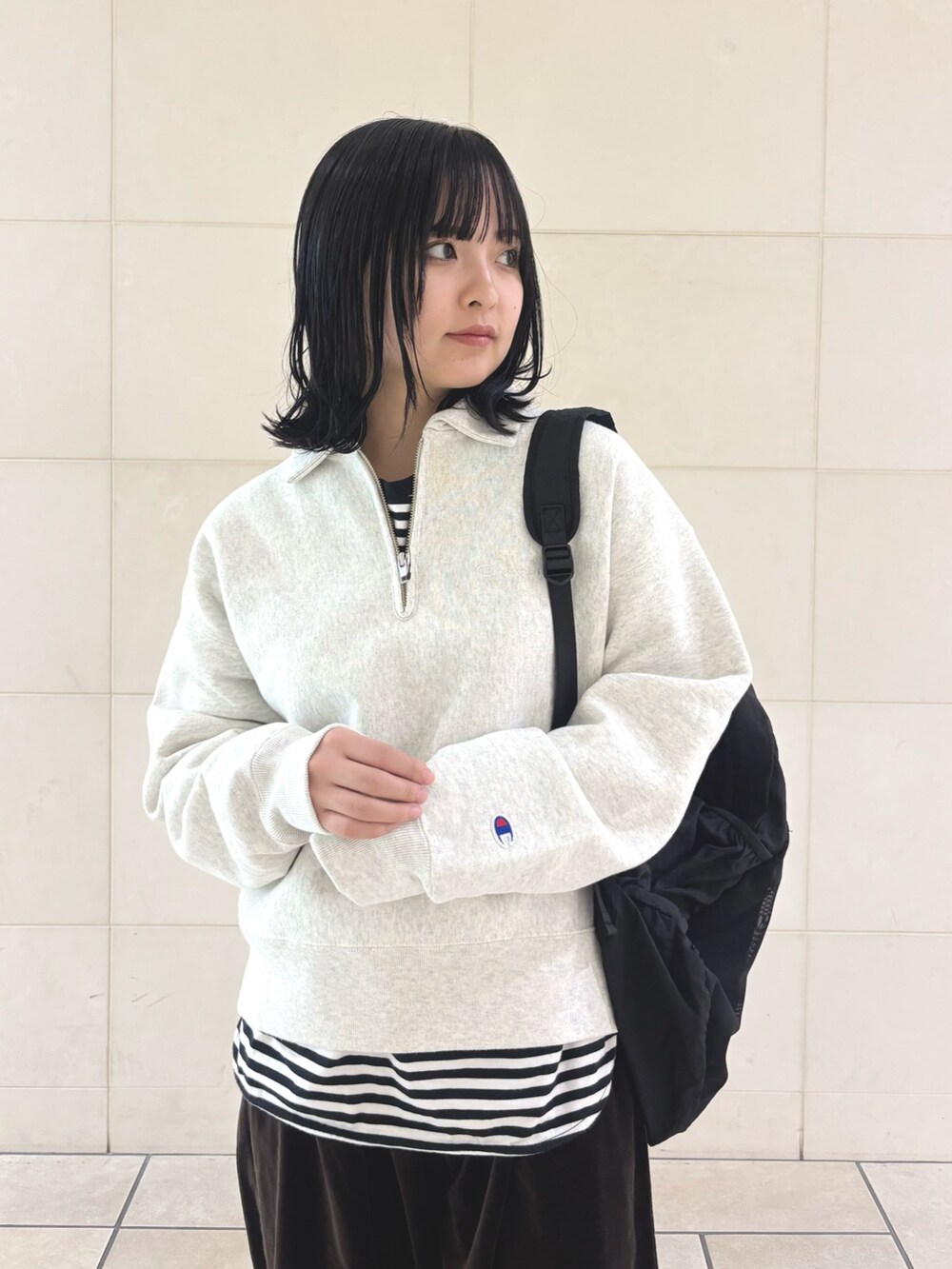 ブラウン系のその他パンツ、ホワイト系のTシャツ/カットソー、ベージュ系のスウェットを着用したレディースの冬コーディネートの5枚目の写真