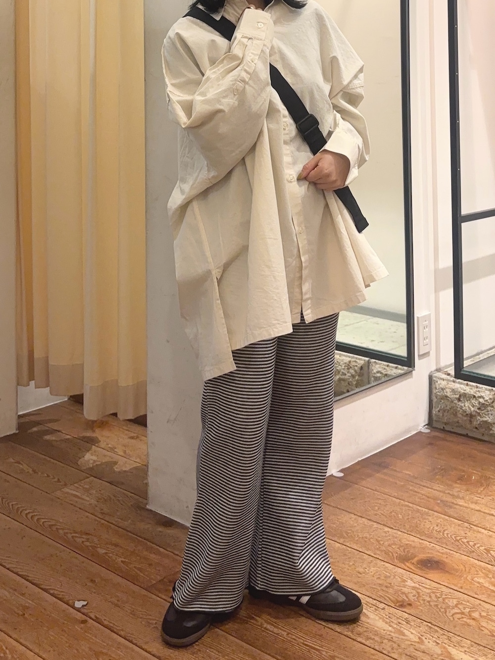 ブルー系のその他パンツ、ホワイト系のシャツ/ブラウス、ブラック系のスニーカーを着用したレディースの冬コーディネートの3枚目の写真