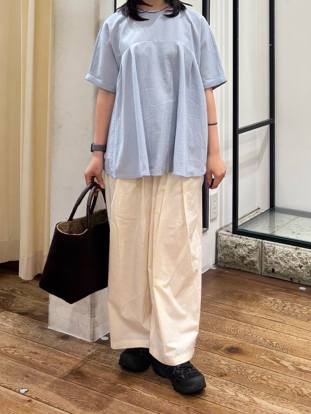 ホワイト系のその他パンツ、ブラウン系のトートバッグ、ブルー系のシャツ/ブラウスを着用したレディースの夏コーディネートの3枚目の写真